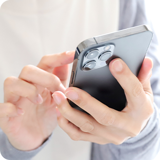 スマホを持つ手元